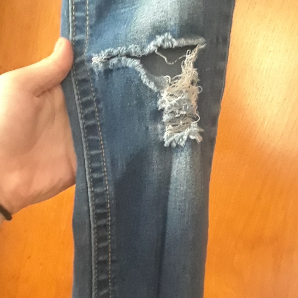 Almost Famous Ripped Jeans. - Picture 2 of 4